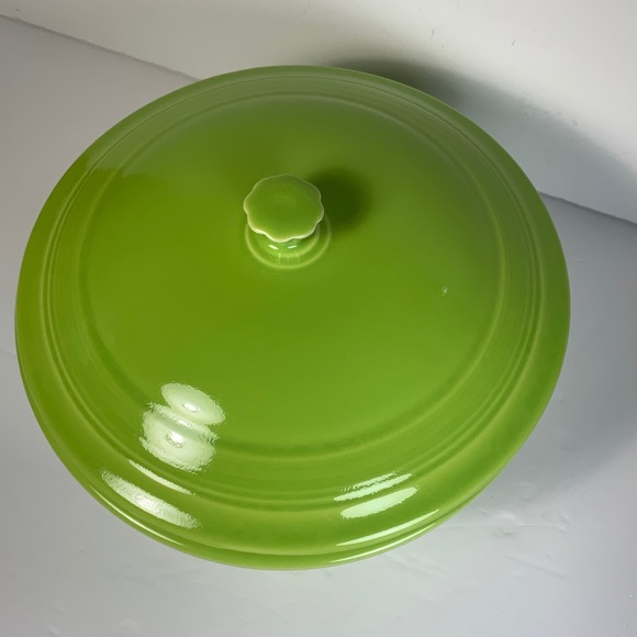 Fiesta Chartreuse Covered Casserole Fiestaware NOS 1st Quality USA - Picture 2 of 7